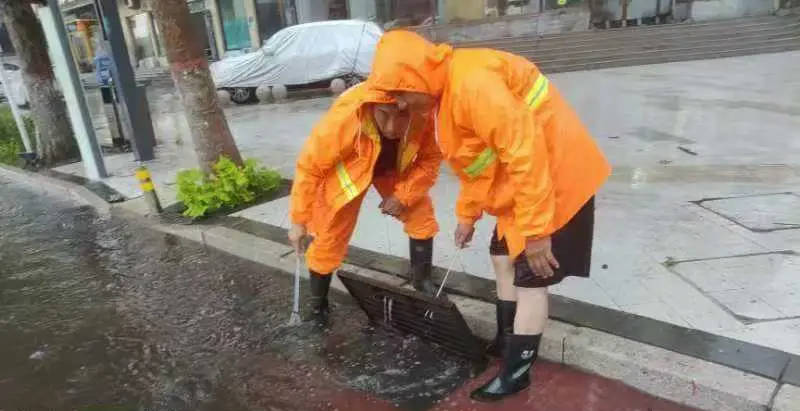 亮城环卫公司白沟项目司机保洁员安全会议：守护城市与安全并行(图4)