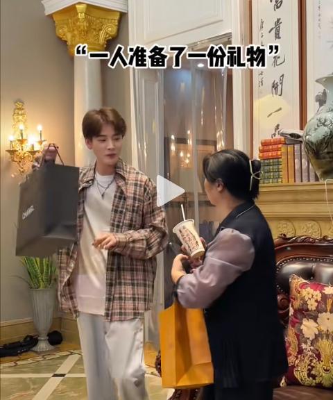 爱体育平台浙江保姆晒工作日常住700平别墅拿LV当菜篮大劳法拉利随便开(图6)