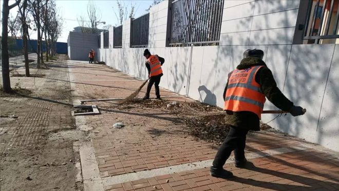 爱体育下载阜阳阜南：博阳环卫 华佗路新建道路开荒保洁行动显成效(图3)