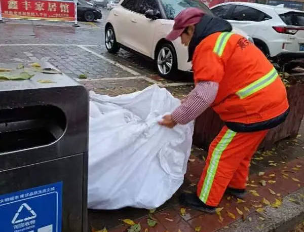 雨后的守爱体育官网护：顺安环卫公司精细化保洁之路(图2)