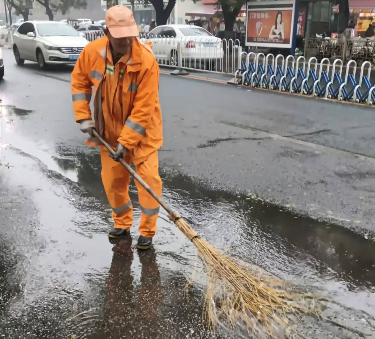 雨后的守爱体育官网护：顺安环卫公司精细化保洁之路(图3)