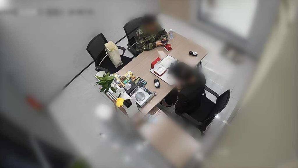 保姆网购假货调包雇主40万元奢侈品 变卖获利14万元被抓(图3)
