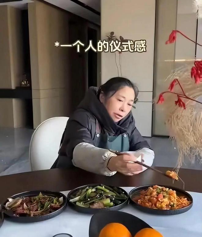 浙江保姆晒工作日常出门开大劳买菜拿LV雇主还报销她的零食(图5)