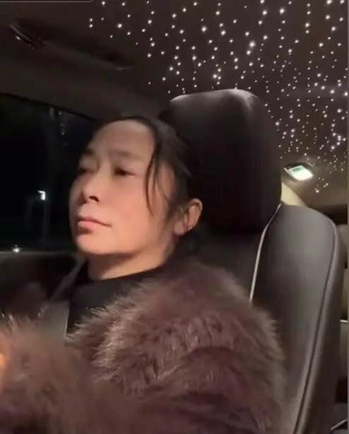 浙江保姆晒工作日常出门开大劳买菜拿LV雇主还报销她的零食(图1)