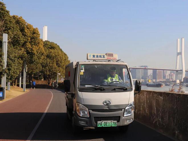 爱体育网址精细化保洁24小时公厕服务……这些举措扮靓蛇年“不打烊”(图4)