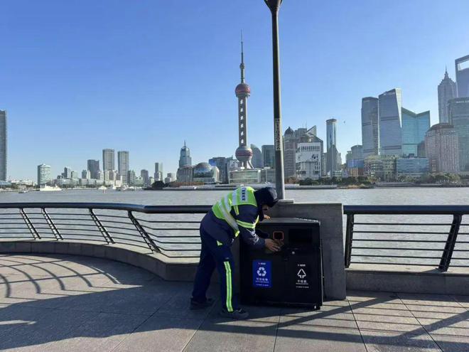 爱体育网址精细化保洁24小时公厕服务……这些举措扮靓蛇年“不打烊”(图2)