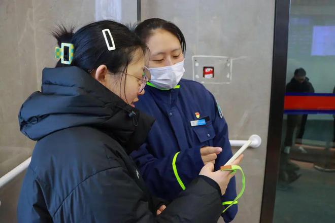 爱体育网址精细化保洁24小时公厕服务……这些举措扮靓蛇年“不打烊”(图3)