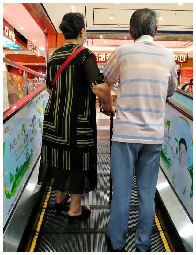 爱体育官网50岁保姆倾诉：全职保姆堪比再婚老伴儿和雇主朝夕相处难做(图1)