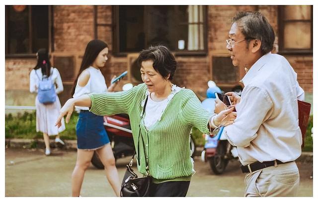爱体育官网50岁保姆倾诉：全职保姆堪比再婚老伴儿和雇主朝夕相处难做(图4)