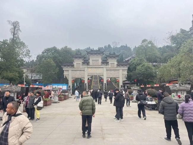 爱体育下载景区“祈福钱”被大妈扒走？当事人回应 保洁人员按规定处理(图2)