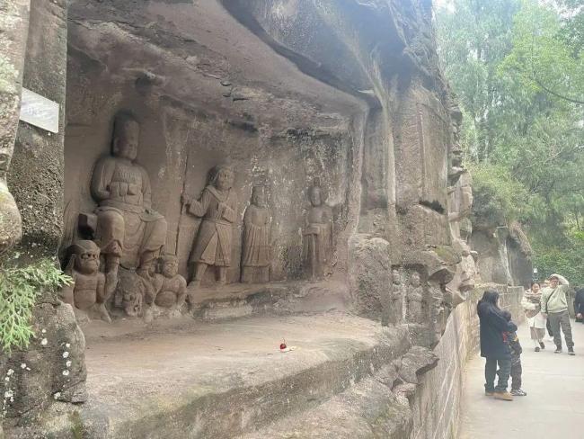 爱体育网址大妈装走景区内“祈福钱”？回应：系保洁人员按规定上交公司(图3)