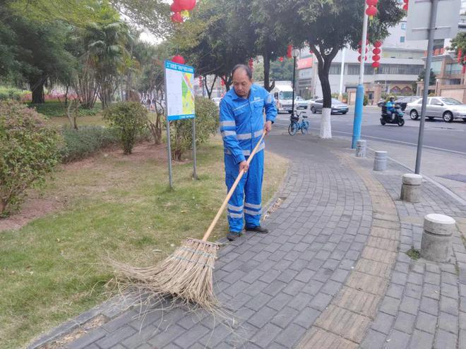 爱体育平台春节我在岗 有一种“年味”叫“城管人”的坚守(图3)