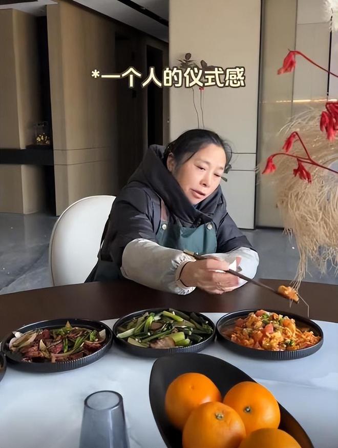 浙江保姆晒工作日常出门开大劳LV装菜用雇主还买零食逗她笑(图3)