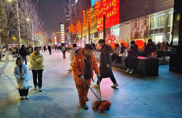媒体看城管郑州金水3500多名环卫工人元旦全天“在线”(图2)