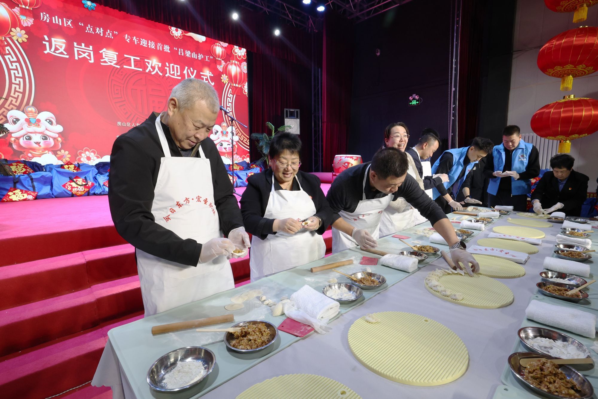 晋甘首批家政服务员“点对点”返岗复工专车抵京(图2)