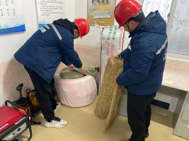 爱体育网址巡查辖区市政工程水利设施TA们做好各项防寒措施(图1)
