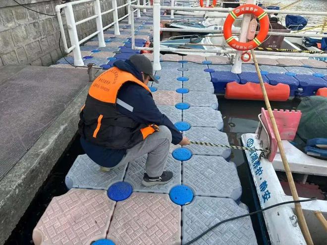 爱体育网址巡查辖区市政工程水利设施TA们做好各项防寒措施(图2)