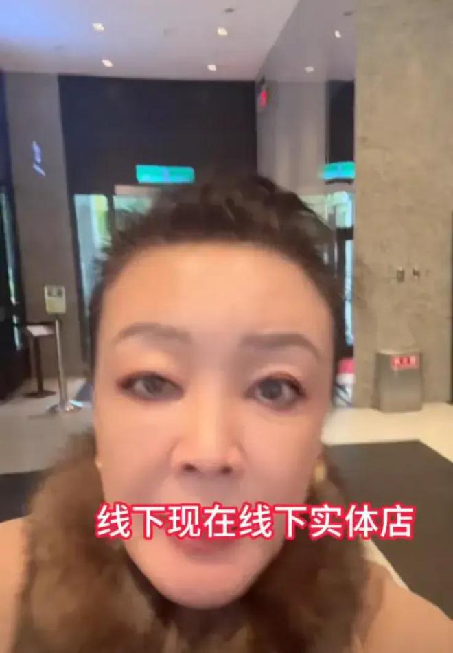 爱体育APP全员上阵麻六记直播圈粉3万 保洁成主播店长喊话汪小菲擦桌子(图4)