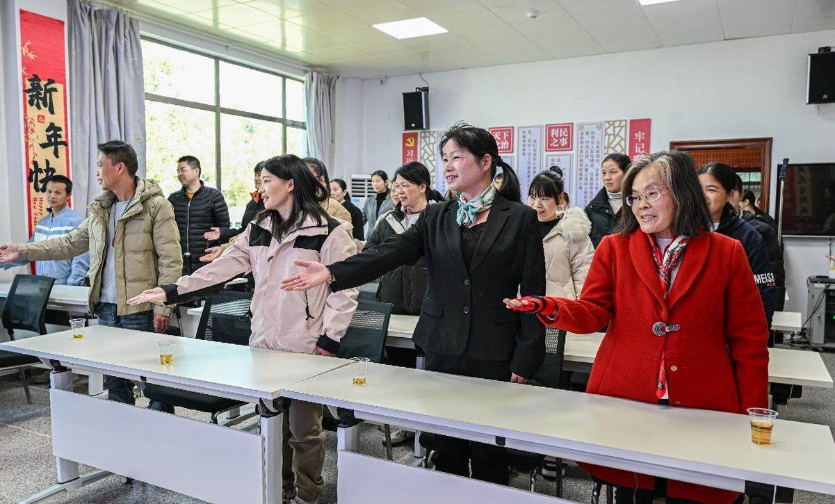 清爱体育平台远英德连樟村：新型求职培训会助村民学新技能找好工作(图2)
