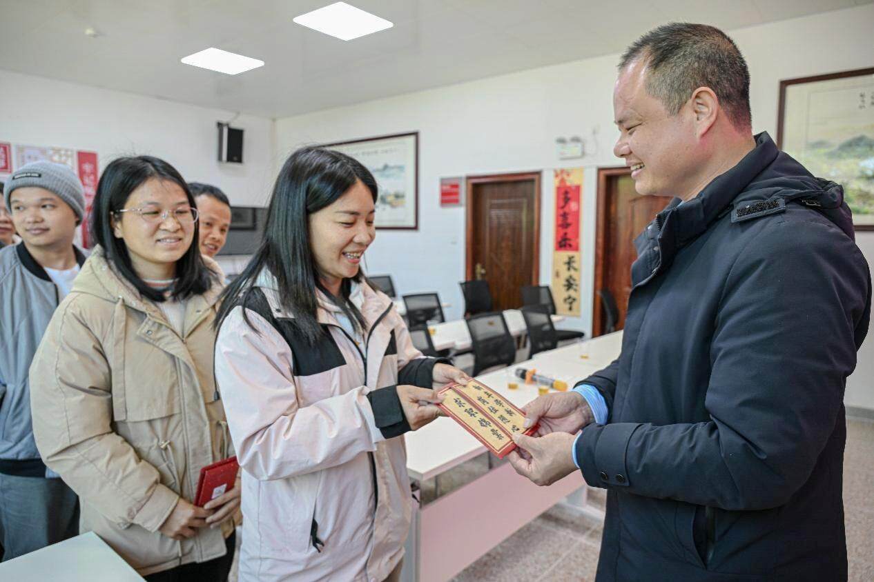 清爱体育平台远英德连樟村：新型求职培训会助村民学新技能找好工作(图4)