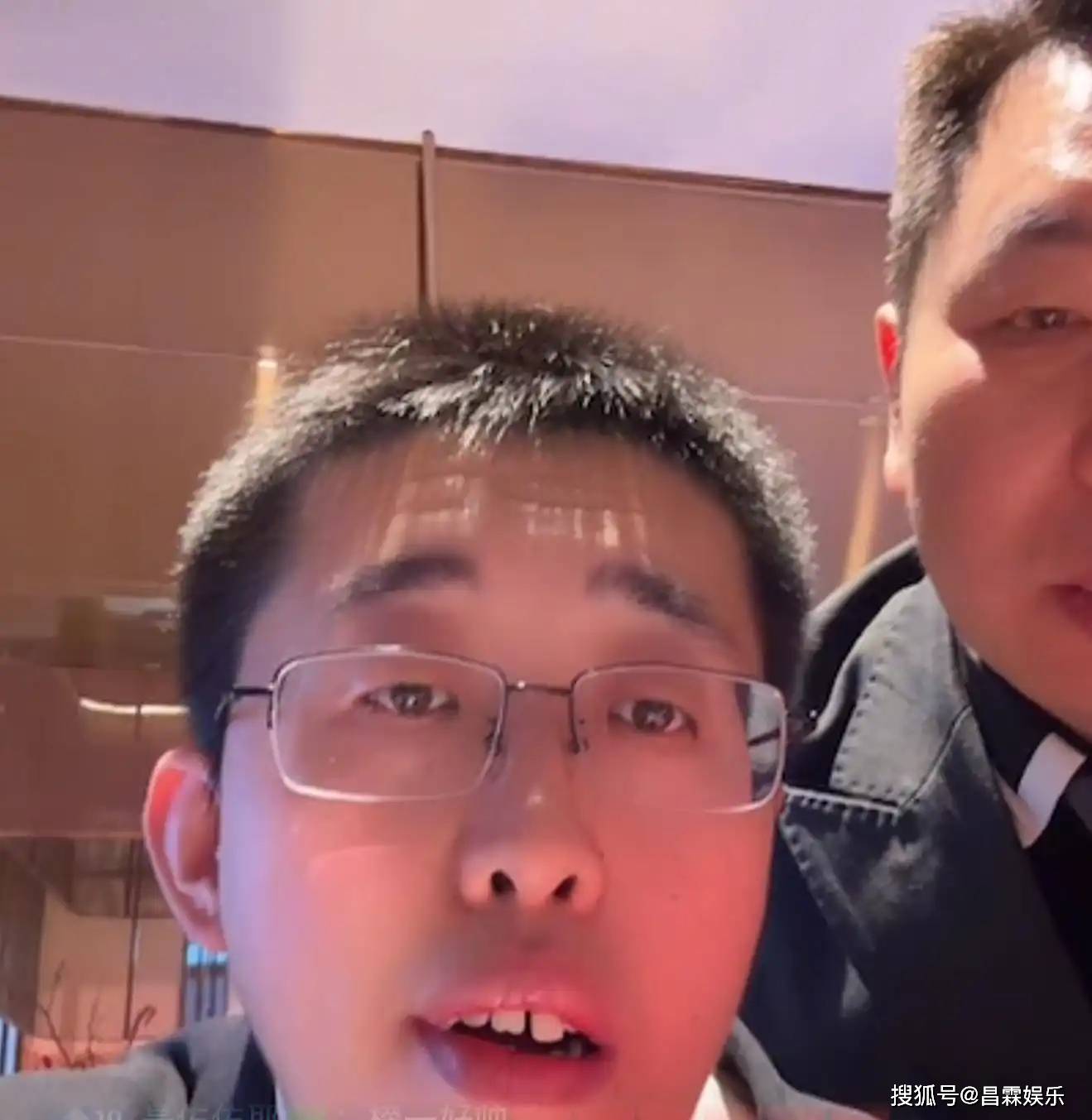 被麻六记济南店活宝笑死一天没培训直接上岗直播连保洁都不放过爱体育网址(图4)
