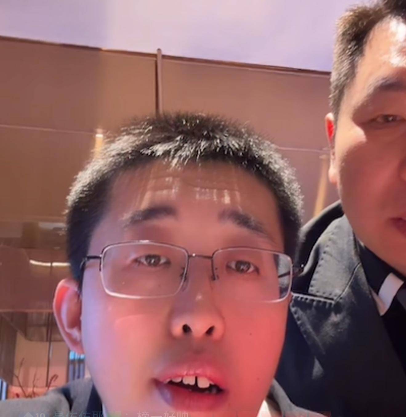 被麻六记济南店活宝笑死  一天没培训直接上岗直播  连保洁都不放过(图2)