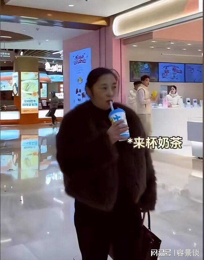 浙江保姆晒日常工作出门开大劳买菜拿LV雇主还报销她的零食(图4)