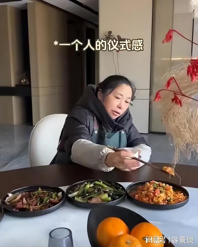 浙江保姆晒日常工作出门开大劳买菜拿LV雇主还报销她的零食(图3)