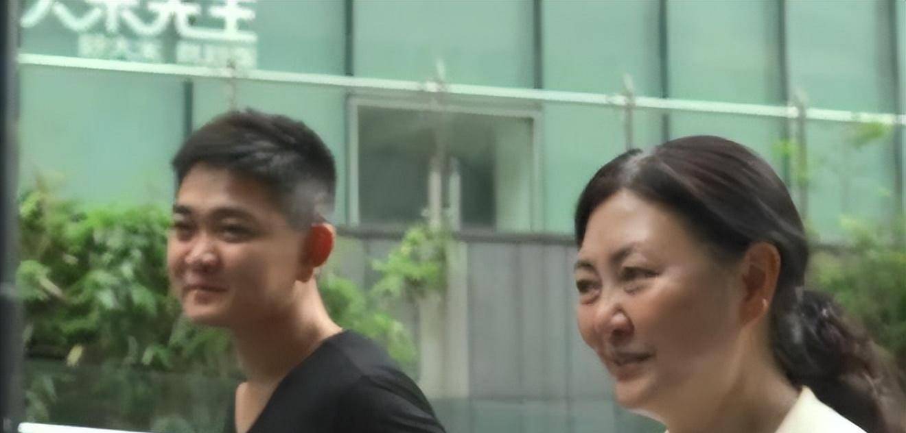 92年重庆保姆偷走雇主儿子26年后归还生母：养废了爱体育官网才还给我(图25)