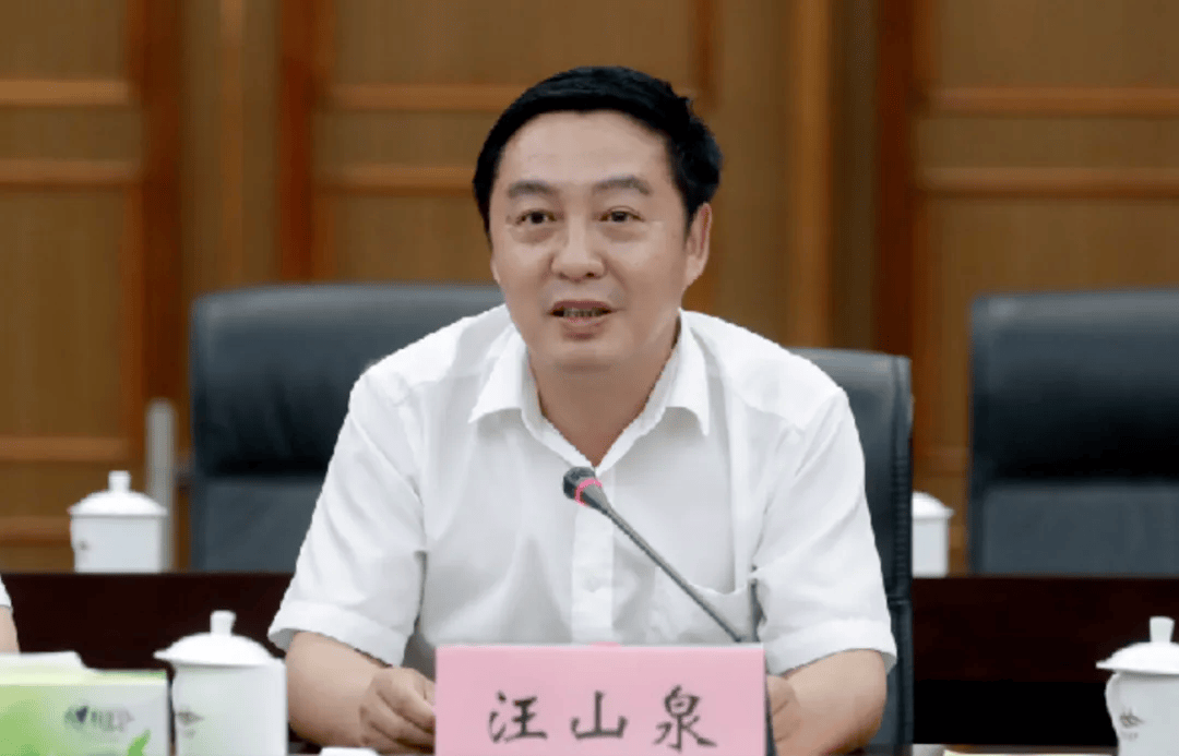 履新不到一年被查接受“保姆式”爱体育网址服务西宁市委原副书记汪山泉被公诉(图1)