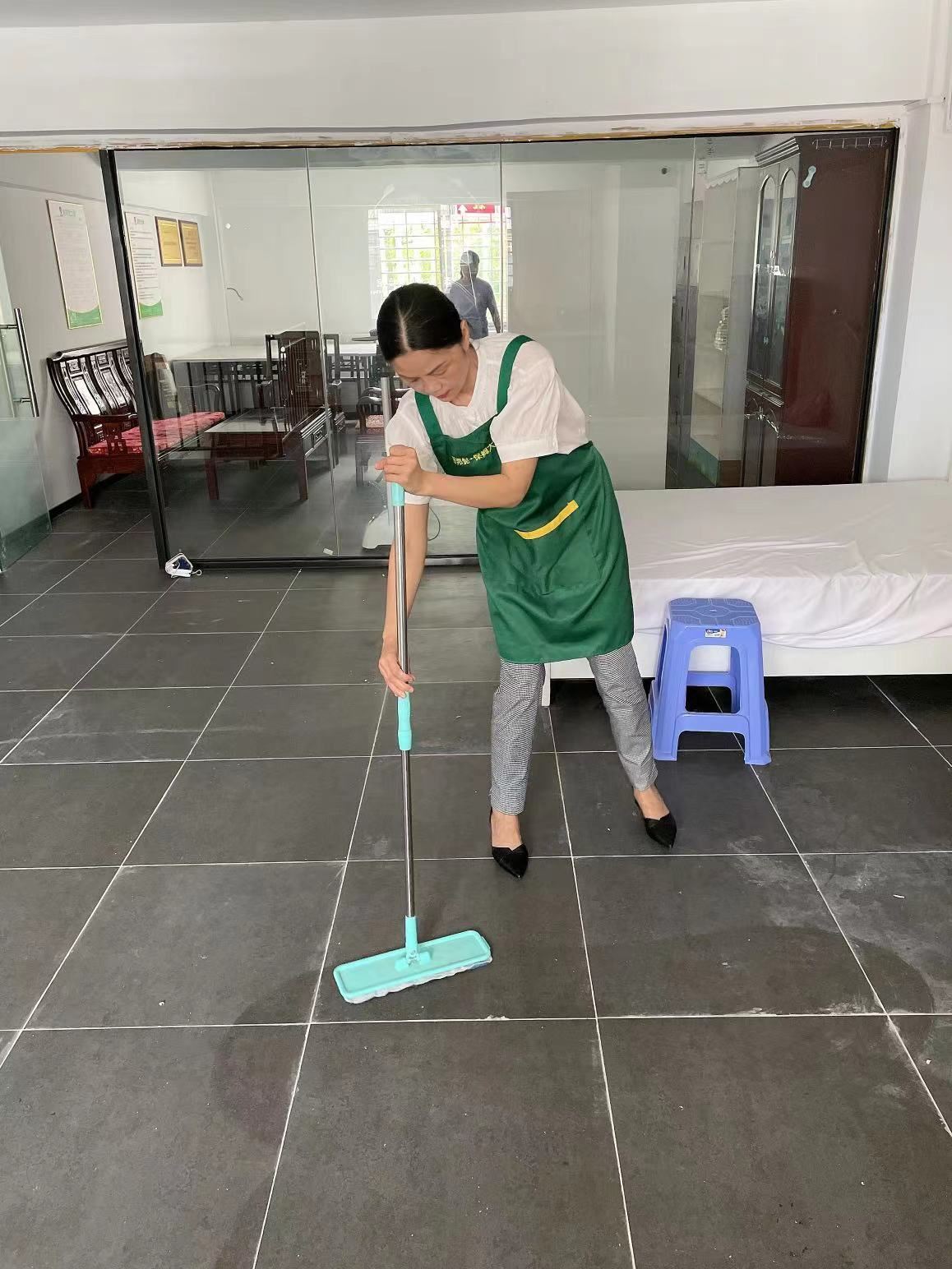 张馨月保姆离职检查行李箱引发热议网友质疑是否尊重员工？