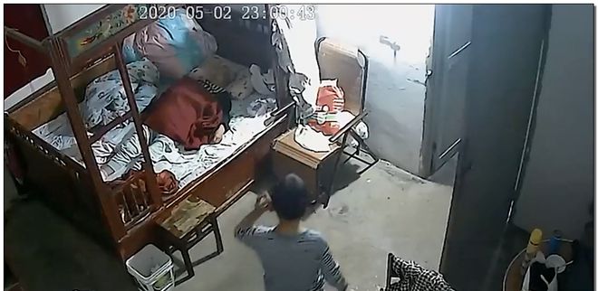 爱体育入口保姆闷死83岁老人后说了一句话我开始害怕（监控拍下画面）(图6)