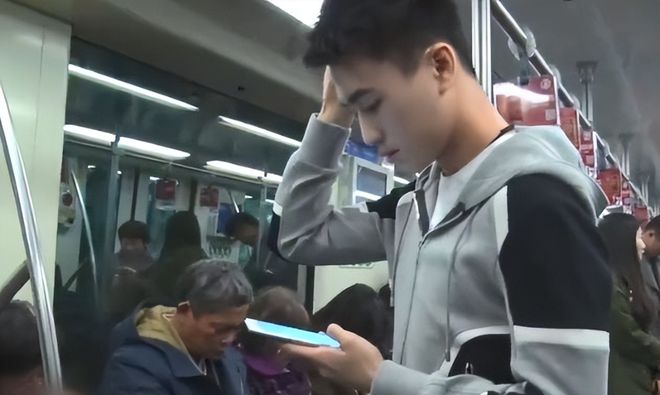 赌爱体育网址王家保姆中三千万第一件事给何猷君买手机他们关系有多好(图1)