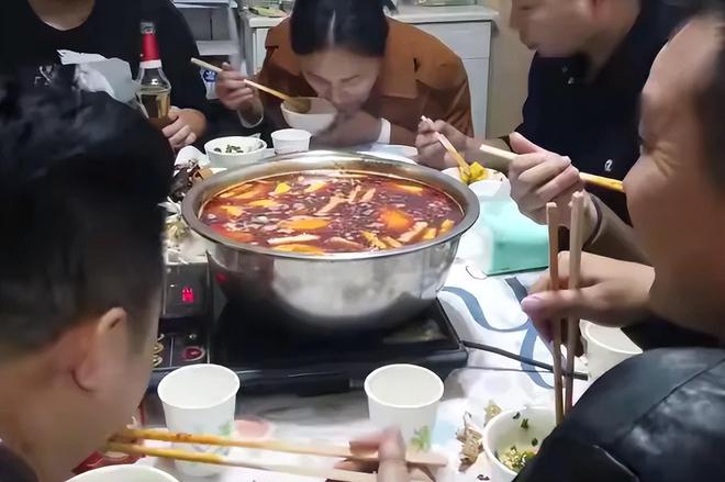 北京一保姆宴请老乡喝光雇主6瓶老茅台没想到喝掉北京一套房爱体育APP(图2)