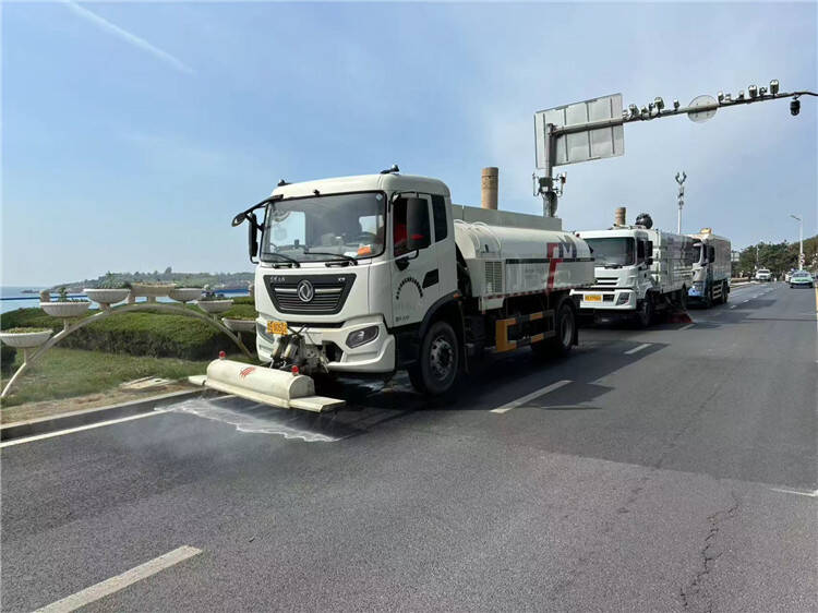 青岛全市17万名环卫职工坚守岗位 全力保障清明期间城市环境整洁(图2)