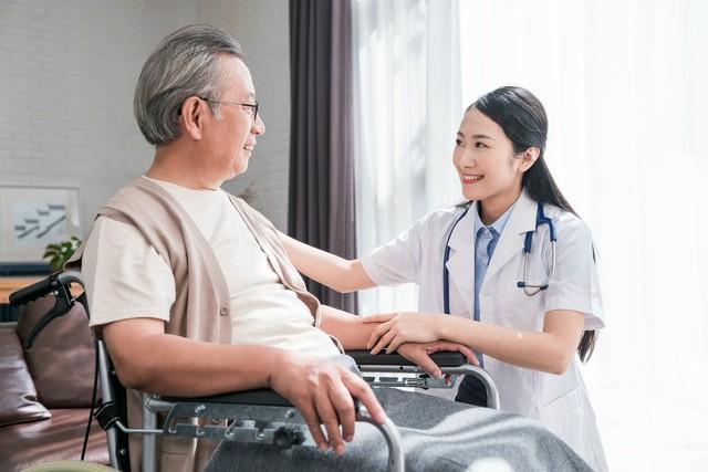 正在流行爱体育下载的“新型保姆”既不是钟点工也不用住家深得老人心(图1)