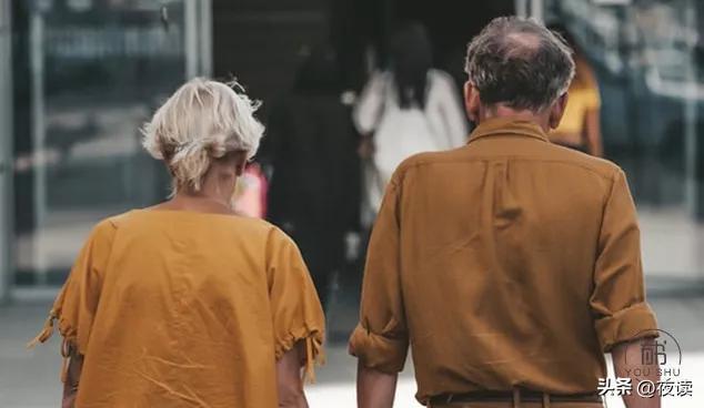 一位保姆的自白：伺候过3位老人才发现人老了真的很爱体育官网煎熬(图4)