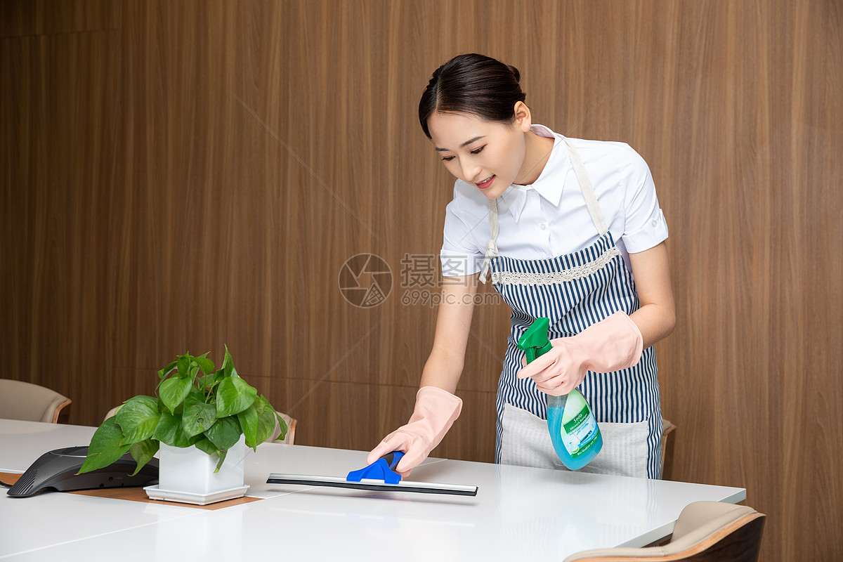 家政超级助手养成记：三位家政员的职业逆袭与万家灯火里的温暖