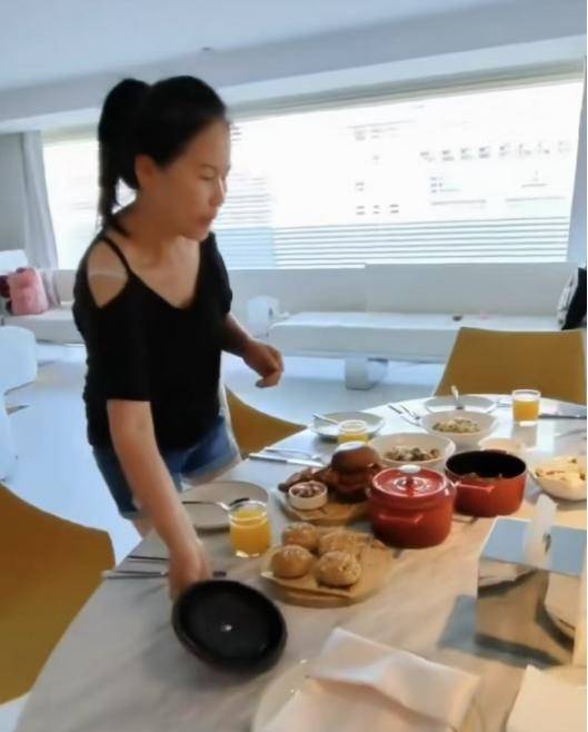 保姆小杨阿姨穿吊带引争议知情人爆料内幕揭露张兰汪小菲人品(图2)
