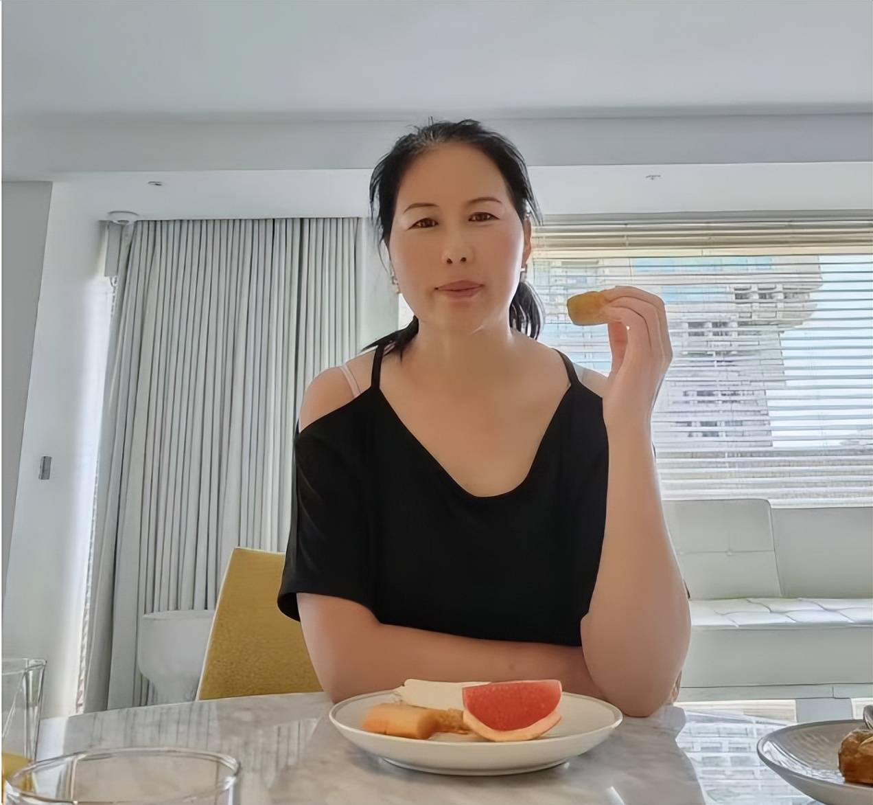 保姆小杨阿姨穿吊带引争议知情人爆料内幕揭露张兰汪小菲人品(图6)