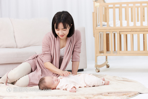 保姆与男子同居5年背后隐藏着怎样的深情秘密？