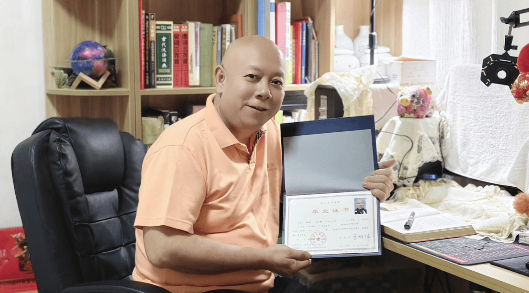 长沙56岁保洁大叔自学国际经济两年半获文凭：内心平静还想继续考大学读本科
