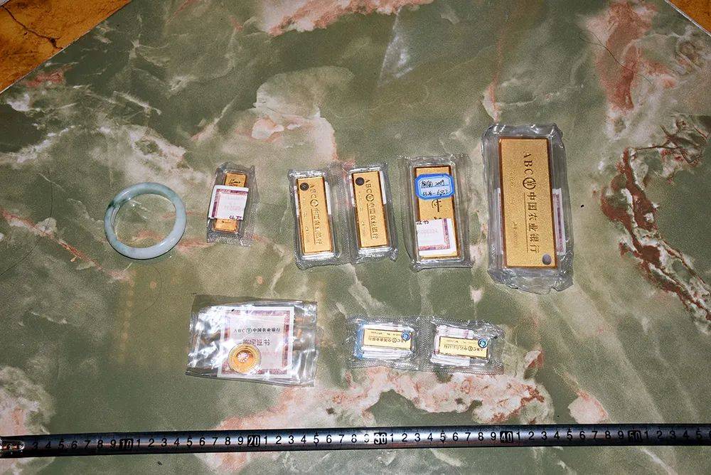爱体育入口广宁：保姆盗走90万元财物警方15小时破案追赃挽损(图4)