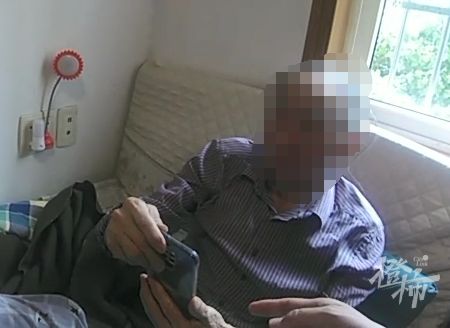 保姆一声吼保住东家355万：你现在不要碰手机我马上报警(图2)